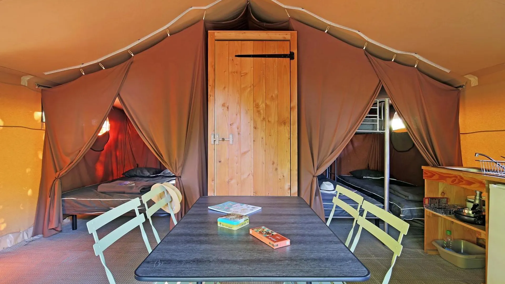 *** Campsite Huttopia Fontvieille France